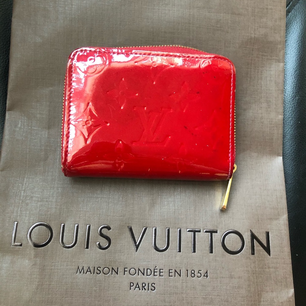 LOUIS VUITTON: Vernis Zippy Coin Purse Pomme